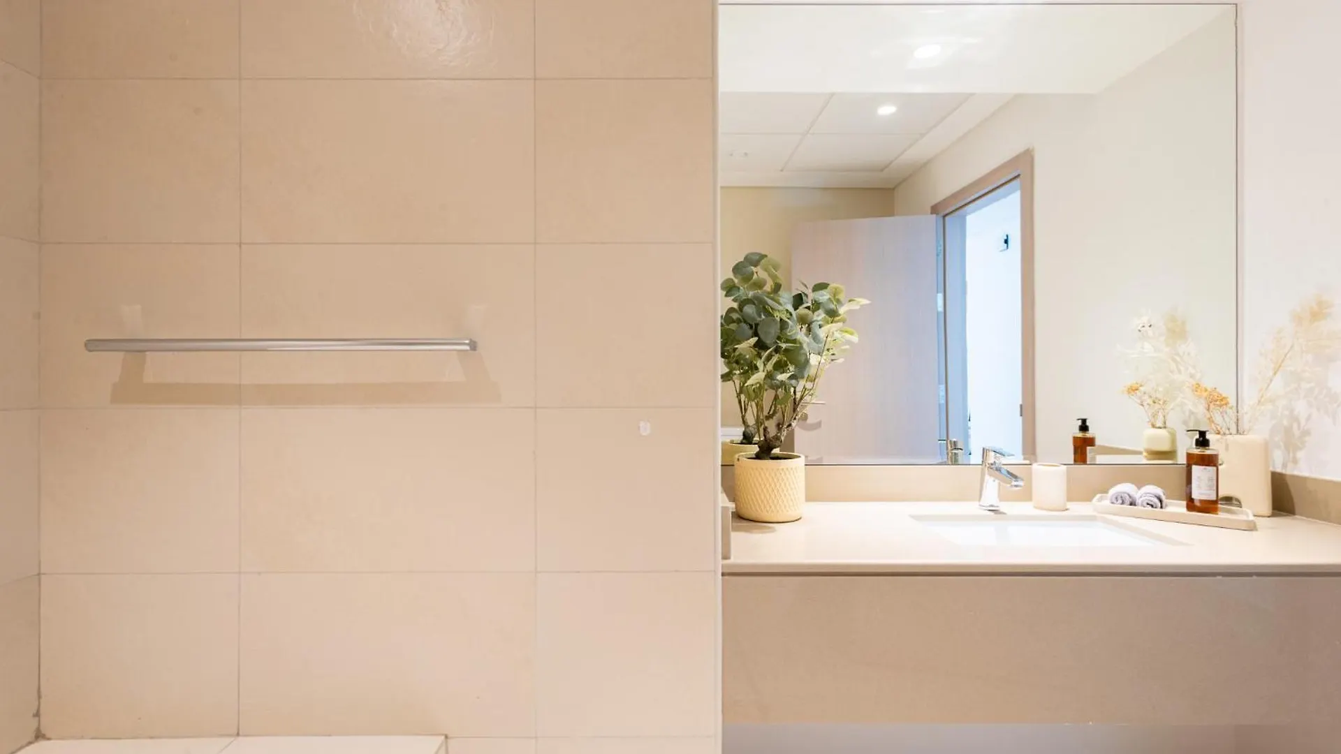 Voyage'S Two-Bedroom Haven Abu Dhabi